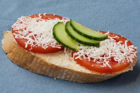 Chlebíček rajčatový s balkánským sýrem.jpg